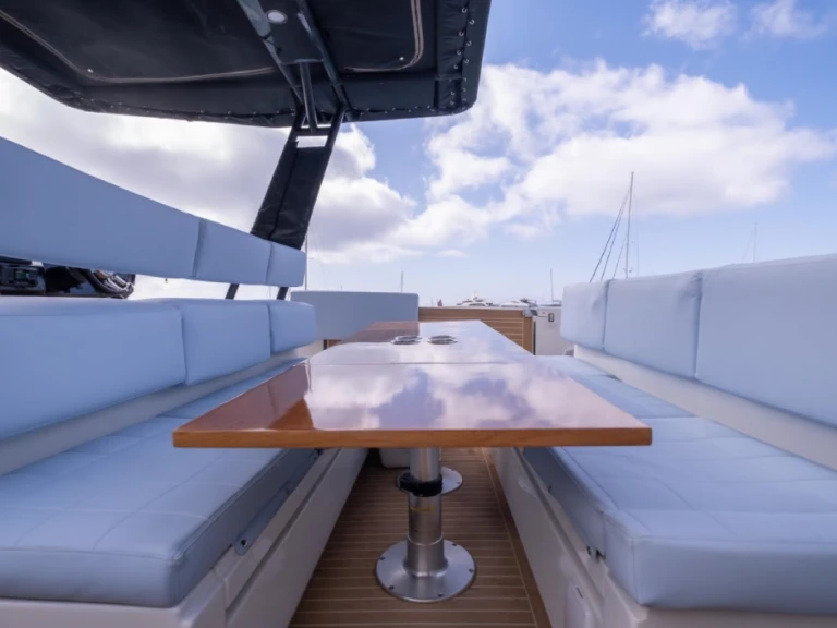 Alquiler de embarcaciones De Antonio DE ANTONIO YACHTS D34 CRUISER  enIbiza (Ciudad) en Samboat