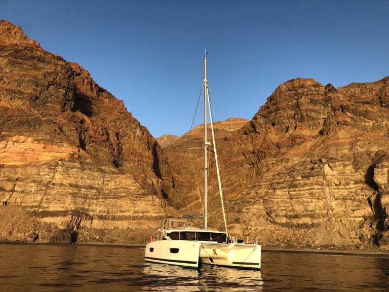 Catamarán para alquilar Tivat al mejor precio