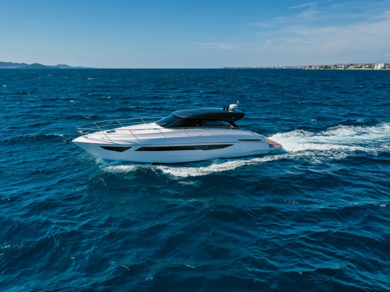 Alquiler de Focus Power 44 en Saint-Tropez