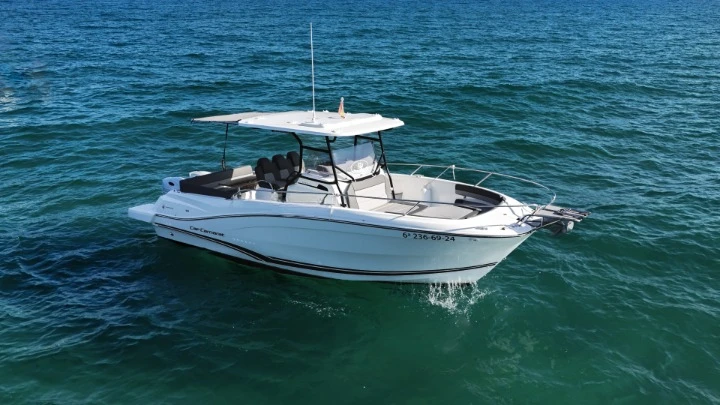 Alquiler de Jeanneau Cap Camarat 9.0 CC en Sitges