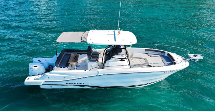 Alquiler de embarcaciones Jeanneau Cap Camarat 9.0 CC enSitges en Samboat