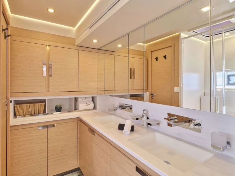 Alquiler de Yate de lujo, con o sin patrón Fountaine Pajot Néa Péramos