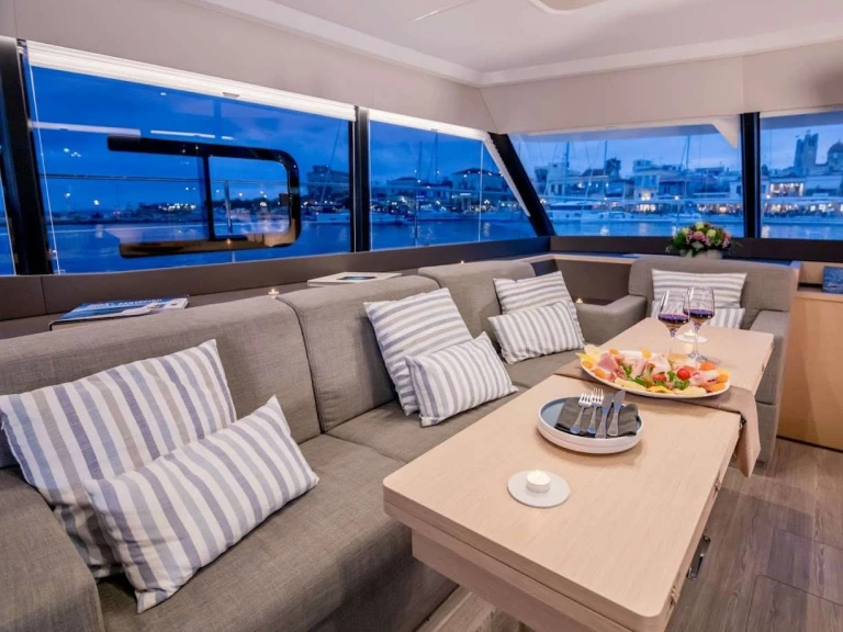 Alquiler Lancha Fountaine Pajot con o sin  título de navegación