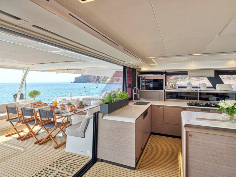 Alquiler de embarcaciones Fountaine Pajot Fountaine Pajot Alegria 67 (4 cab) enNéa Péramos en Samboat