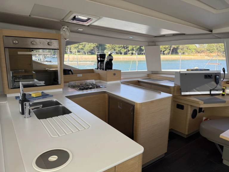 Alquiler de Catamarán, con o sin patrón Fountaine Pajot Pula