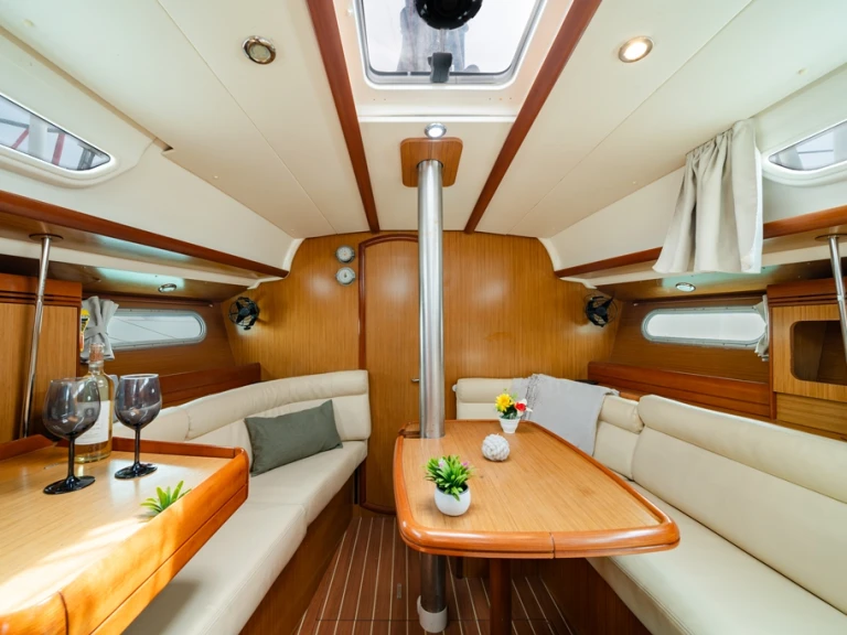 Alquiler de Jeanneau Sun Odyssey 36i en Néa Péramos