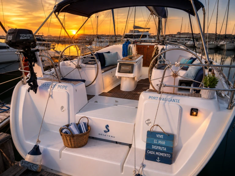 Alquiler de embarcaciones Bénéteau Cyclades 43.3 enPuerto de Alicante en Samboat