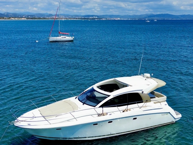 Alquiler de embarcaciones Jeanneau Prestige 38 S enHyères en Samboat