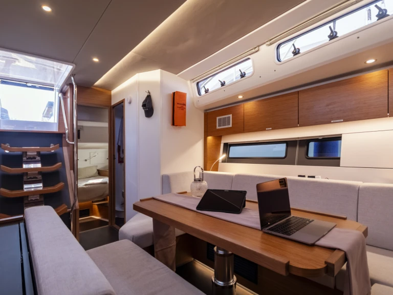 Alquiler de barcos Gouviá barato de Hanse 510