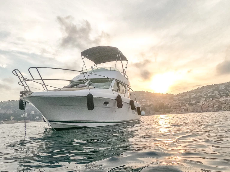 Alquiler de Jeanneau Prestige 32 Fly en Nice
