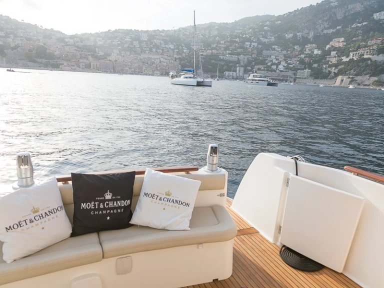 Alquiler de embarcaciones Jeanneau Prestige 32 Fly enNice en Samboat