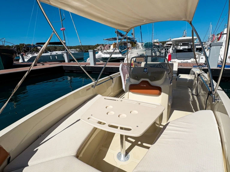 Alquiler de embarcaciones Invictus  Invictus 190 FX enPuerto de Mahón en Samboat