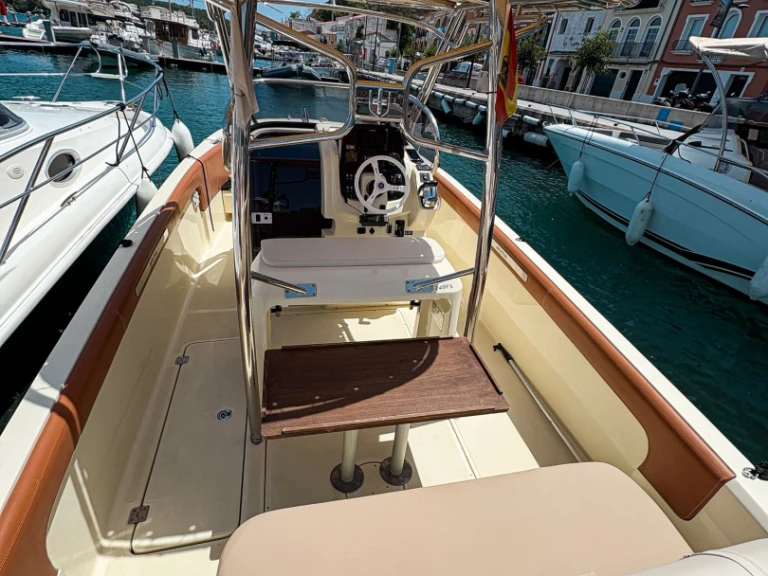 Alquiler de barcos Mahón barato de Invictus 240 FX