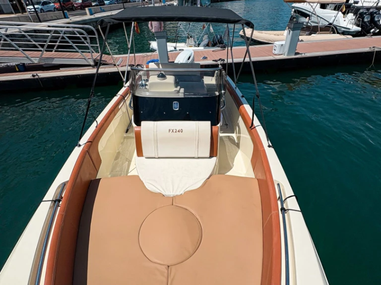 Alquiler de barcos Mahón barato de Invictus 240 FX