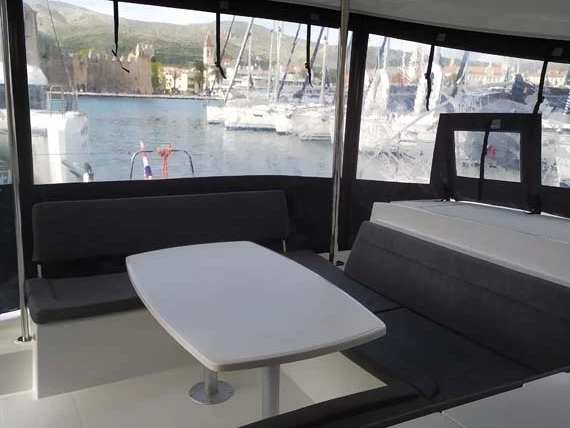 Alquiler de Lagoon Lagoon 450 Sport Top en Palma de Mallorca
