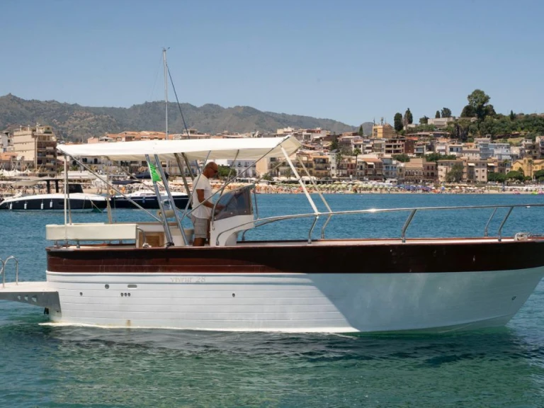 Alquiler de embarcaciones viveur 28 open enGiardini-Naxos en Samboat