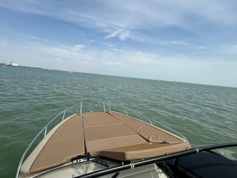 Quicksilver Activ 805 Cruiser de alquiler a La Rochelle