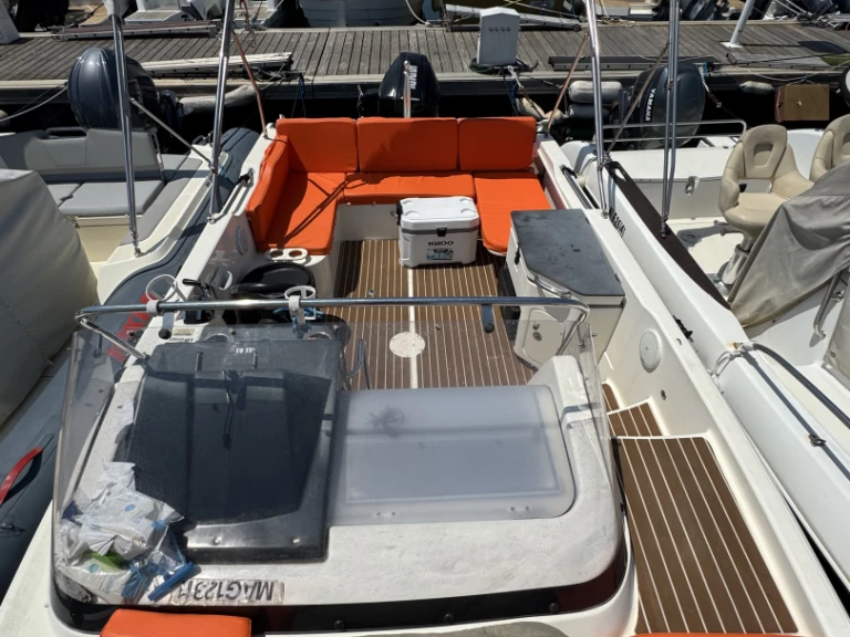 Quicksilver Activ 755 Sundeck de alquiler a Marsella