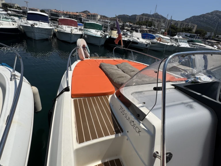 Alquiler de embarcaciones Quicksilver Activ 755 Sundeck enMarsella en Samboat