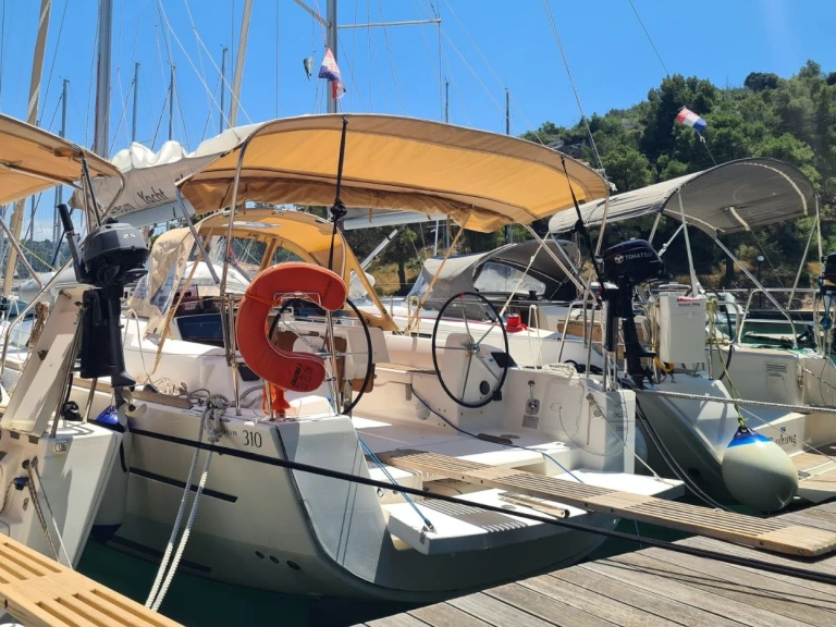 Alquiler de barcos Zaton barato de Dufour 310