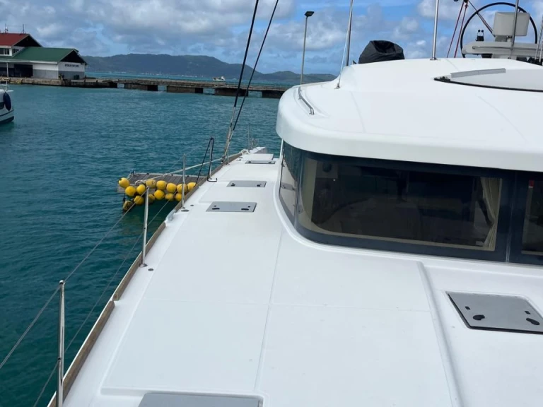 Alquiler de barcos Praslin Island barato de Lagoon 52 F