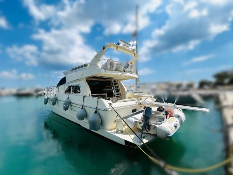 Alquiler de embarcaciones Ferretti Altura 45 Fly enSaint-Raphaël en Samboat