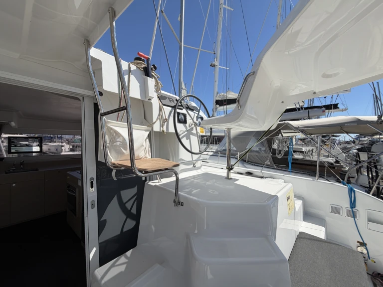 Alquiler de embarcaciones Lagoon Lagoon 38 - 3 + 2 cab. enÁlimos en Samboat