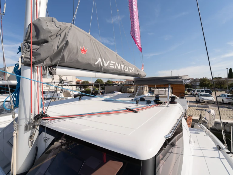 Alquiler de embarcaciones Aventura Aventura 37 - 3 cab. enPirovac en Samboat