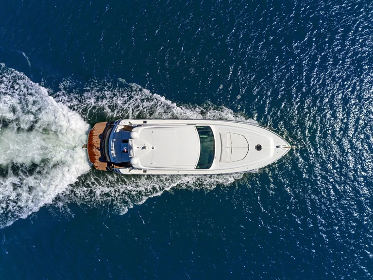 Alquiler de barcos Pórto Chéli barato de Pershing 62