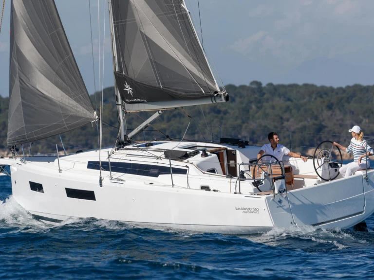 Jeanneau Sun oddysey 350 de alquiler a Marina deportiva de Menorca
