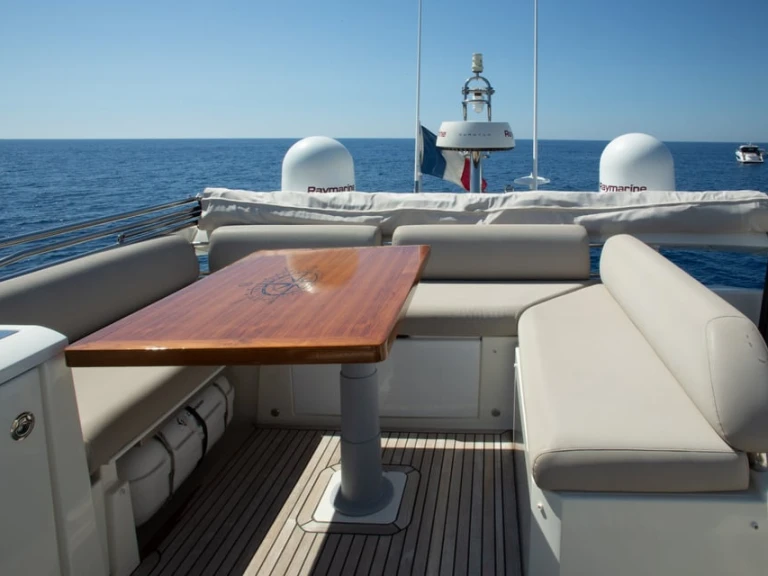 Prestige Yachts 630s de alquiler a Saint-Raphaël