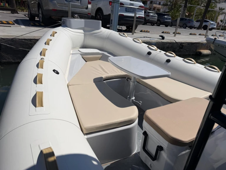 Alquiler Neumática en Alcúdia - Zodiac Hurricane 733
