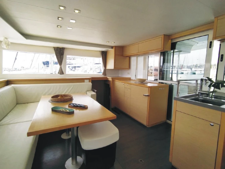 Alquiler de barcos Álimos barato de Lagoon 450 F