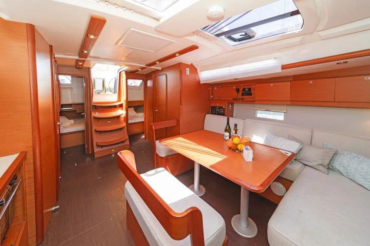 Alquiler de barcos Ávdira barato de Dufour 430
