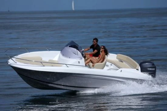 Alquiler de Jeanneau CAP CAMARAT 6,5 CC Style en Port de Hyères (St Pierre)