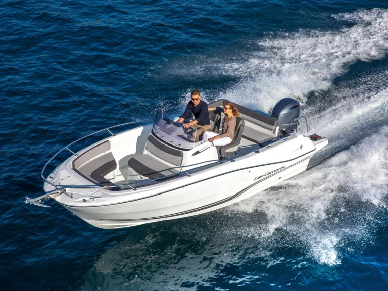 Alquiler de embarcaciones Jeanneau CAP CAMARAT 6,5 CC Style enLe Lavandou en Samboat