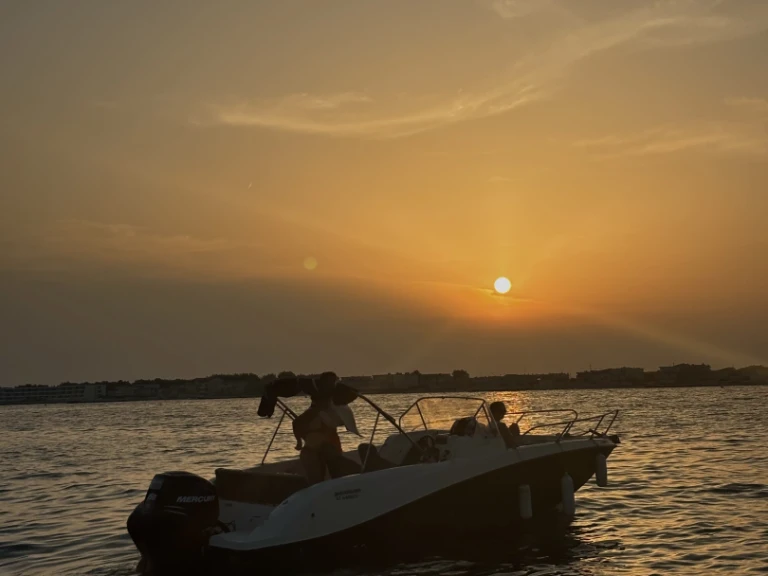 Quicksilver Activ 675 Sundeck de alquiler a Carnon-Plage