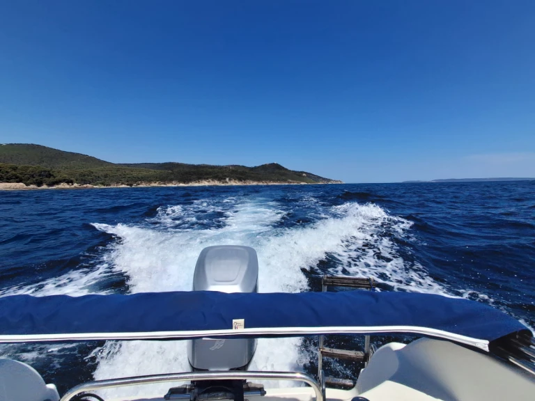 Alquiler de Quicksilver Quicksilver 635 Commander en Les Salins d'Hyères