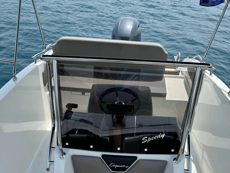 Alquiler de embarcaciones speedy Cayman 585 enTrogir en Samboat