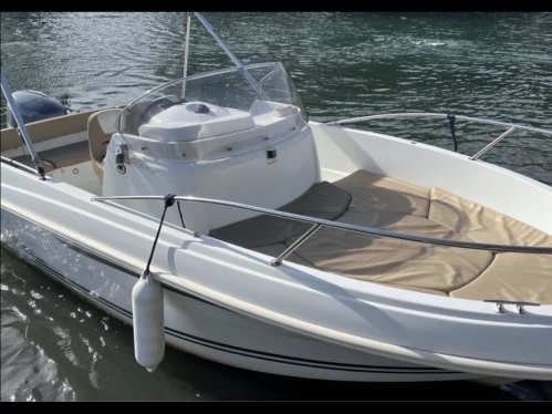 Alquiler de Jeanneau Cap Camarat 5.5 CC Style en Fréjus