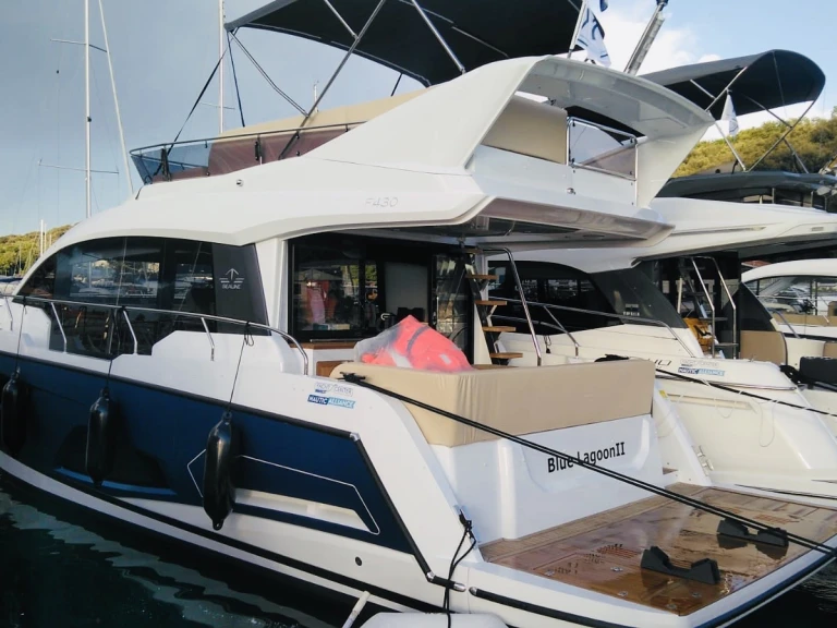 Alquiler de Yate de lujo, con o sin patrón Sealine Pula