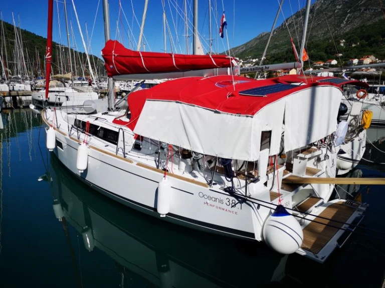 Alquiler de Bénéteau Oceanis 38.1 en Komolac