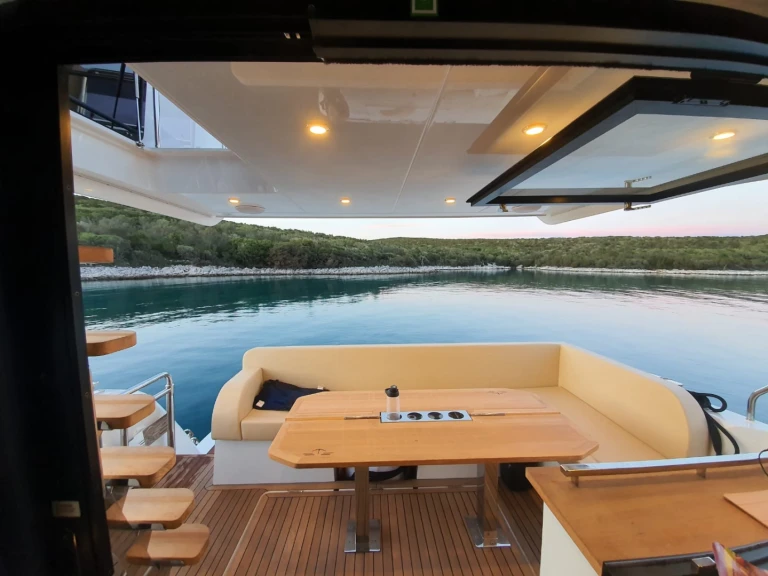 Alquiler de Yate de lujo, con o sin patrón Sealine Pula