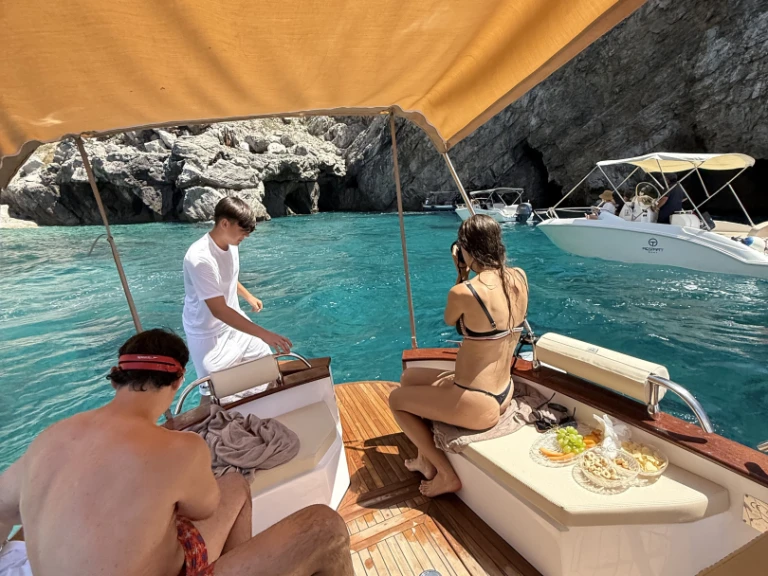 Alquiler de barcos Capri barato de 8,50 GOZZO