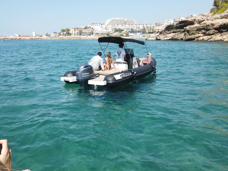 Alquiler de barcos Port de Sitges Aiguadolç barato de Fun 650