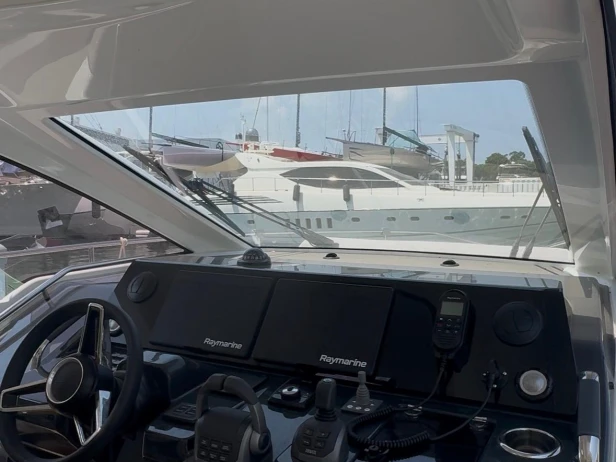 Alquiler de Jeanneau DB 37 en Port Cogolin