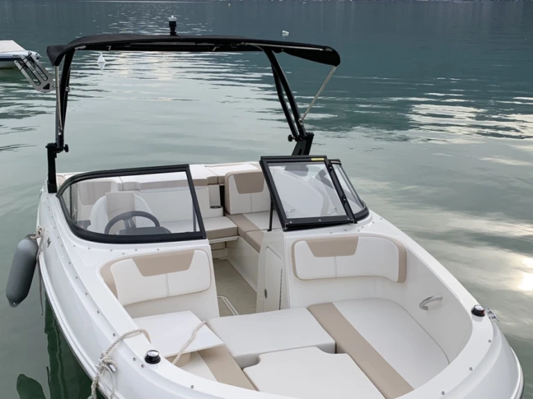 Bayliner VR4 de alquiler a Annecy