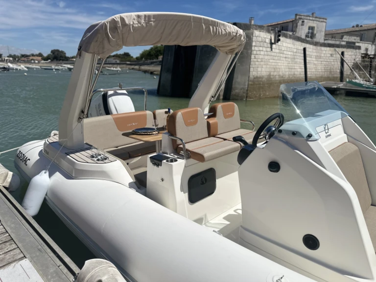 Alquiler de Zodiac Medline 7.5 en La Flotte