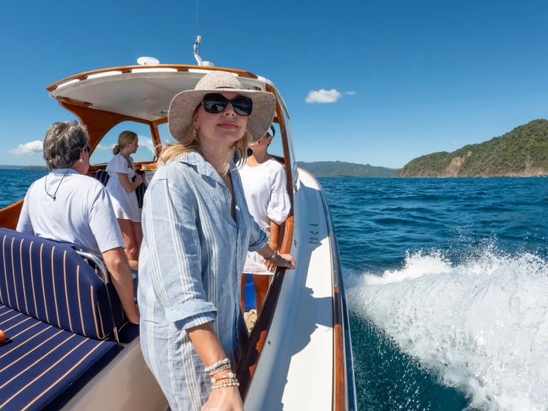 Alquiler de barcos Bahía Herradura barato de custom