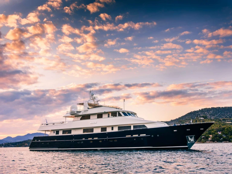 Heesen MAGIX de alquiler a El Pireo